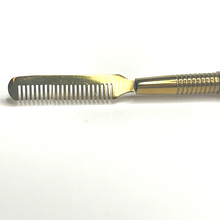 Spiked comb for texturizing eyelash sets.